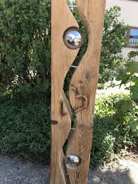 Altholzbalken Gespalten Mit Geschnitztem Herz Bodenplatte Silber Holzschnitzkunst Gartendeko Holz Alte Holzbalken