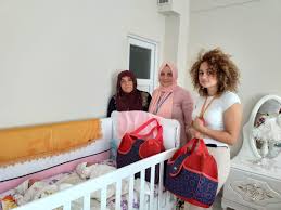 Hoş geldin bebek projesiyle yeni doğan bebekleri evlerinde ziyaret ederek anneleri bilgilendiren ve bebekler için hediye veren şahinbey belediyesi türkiye'de en fazla şahinbey i̇lçesi'nde sadece 2017 yılında 21.715 bebek dünyaya gelirken, şahinbey belediyesi doğan her bebeği evinde ziyaret etti. Hos Geldin Bebek