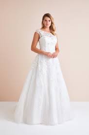 Boydan Boya Dantel Ve Cicek Islemeli Gelinlik Buyuk Beden Gelinlik Arayan Gelin Adaylari Oleg Cassini Koleksiyonu Sizi Cagiriyor Gelinlik The Dress Dantel