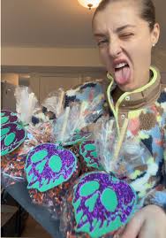 caramel apples for my neighbors 🧡💜 @Free People #halloween #caramelapples  #cricut