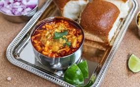 #misalpav #misalmasalapowder #maharashtrianstreetfood misal pav is famous street food from maharashtra, in which ingredients: Usal Pav Spicy Misal Pav Kolhapuri Style Street Food