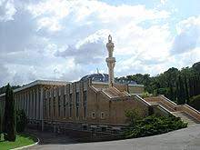 La visita guidata alla grande moschea di roma consente di apprezzare il capolavoro architettonico di paolo portoghesi, che nella realizzazione dell'ambizioso progetto del luogo di culto islamico ha centrato l'obbiettivo di fondere in un'unica struttura gli influssi culturali di oriente e occidente. Moschee Von Rom Wikipedia