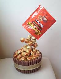 Gravity Cake Aux Bonbons Au Beurre De Cacahuetes 20 Gravity Cake A Tomber Elle A Table Gravity Cake Anti Gravity Cake Gravity Defying Cake