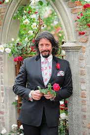 The interior designer, who has just returned to our tv screens as a guest judge on bbc two's exciting new show interior design masters, has shared insights into his charming cotswolds family home on instagram — and it's incredibly beautiful. Inside Laurence Llewelyn Bowen S Stunning Cotswolds Home