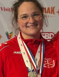 snatch 102 kg • Am meisten gefreut hat mich, dass die so gut auf den Punkt  gekommen sind und mein rechter Fuß nicht -wie sonst- so übertrieben nach  hinten gesprungen ist.😁 📹 @