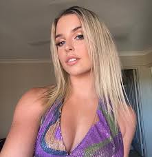 Natalie Austin's Instagram, Twitter & Facebook