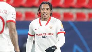 Jules kounde of sevilla fc looks on during the la liga santander match between sevilla fc and deportivo alavés at estadio ramon sanchez pizjuan on may 23, 2021 in seville. Kounde Deal Spurs Einig Mit Sevilla