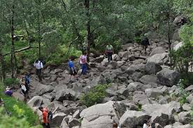 Der weitere weg bis zur felskanzel zog sich immer an der abbruchkante zum fjord entlang. Auf Dem Weg Zum Preikestolen Die Weltenbummler
