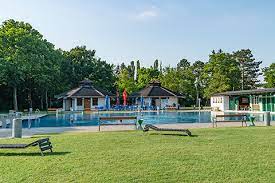 Öav hundeschule himberg august 26, 2019 · ein sehr guter artikel, und angesichts dessen dass bereits im jahr 2000 eine expertenkommission dem gesetzgeber den richtigen weg gezeigt hat und bewiesen hat dass nicht die rasse ausschlaggebend ist, müsste doch so mancher das geld dass er seit her bezogen hat wieder zurückzahlen bzw. Waldbad Himberg Freibad Outdooractive Com