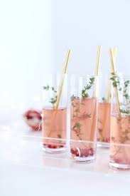 A Festive Pomegranate Thyme Fizz Cocktail Recipe Recettes De Cocktails Boissons De Noel Grenadier Commun