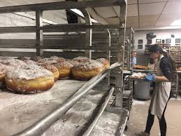 Jeśli do odbioru paczki zostało mniej niż 12 godzin i wiesz już, że nie uda ci się jej odebrać w tym czasie, możesz jednorazowo przedłużyć czas pobytu paczki w paczkomacie lub paczkopunkcie inpost o. Paczki Day In A Pandemic Covid 19 Brings Changes To Tradition In Windsor Essex Cbc News