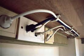 15 Clevere Moglichkeiten Die Steckdose Zu Verstecken Kabel Verstecken Steckdosen Arbeitszimmerideen