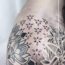 Sarah Herzdame On Instagram Little Detail One Of My Favourite Patterns I Ve Done So Far Left And Geometric Sleeve Tattoo Pattern Tattoo Tattoo Background