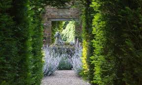 English Country Gardens Are Some Of Delights Of The Country House Boom That Lasted About 400 Years From The English Country Gardens Manor Garden Garden Design