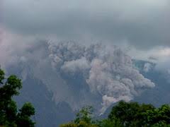 A nice eruption column today composed of lots of water vapor it seems. Merapi Java Wikipedia