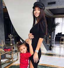 Модель и рэпер публикуют потрясающие фото в соцсетях. Zhena Dzhigana Oksana Samojlova Sdelala Potryasayushij Podarok Detyam Na Novyj God