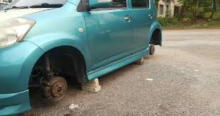 Curi rim kereta atas batu. Alahai Tayar Kereta Kena Rembat