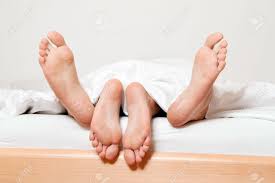 Wer zusammen ist, schläft auch gemeinsam im gleichen bett. Chefredakteur Ein Paar Fusse Im Bett Liebe Sex Und Partner Lizenzfreie Fotos Bilder Und Stock Fotografie Image 11944222