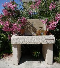 bel evier en pierres anciennes avec jambages fronton et fer forge atelier alain bidal provence evier pierre evier de jardin evier de jardin exterieur