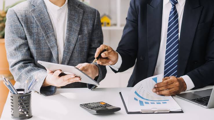What is a Financial Advisor and How to Choose One? - Wealth & Finance  International