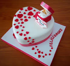 Use hearts and silk flowers to decorate the cupcakes, and try to have them match the cake. Tarta Corazon Compromiso By Camelia Http Cakesdecor Com Cakes 315375 Tarta Corazon Compromiso Cake Engagement Cake Design Fondant Cake Designs