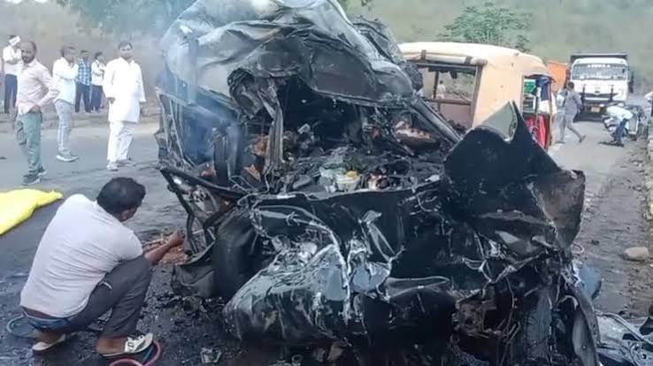 जबलपुर में रेत से भरे 2 ट्रकों की टक्कर से स्कॉर्पियो में आग, हरियाणा के 2 लोग जिंदा जले