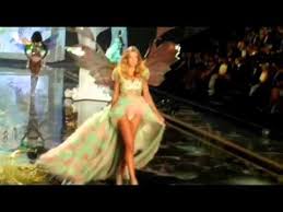A lényeg a látvány, a show, a vendégszereplők, a show, a lányok, és természetesen a show. Eniko Mihalik Catwalk Victoria S Secret 2009 2014 Youtube
