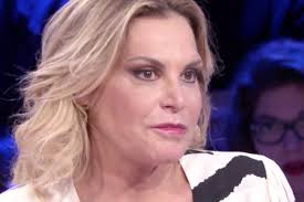 L'ex conduttrice de le iene torna a parlare di mara venier e delle altre colleghe dopo la battuta fatta durante l'intervista rilasciata al fatto quotidiano. Simona Ventura Calunnie Contro Di Me Mi Accusarono Di Drogarmi Per Farmi Perdere Figli E Lavoro