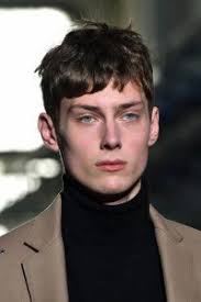 Dettami che vedevano l'uomo di quel periodo storico con i capelli rasati corti . Capelli Corti Look Maschile 2014 2015 Moda Vintage Tendenze