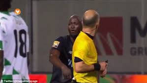 Entdecken sie veröffentlichungen von luiz godinho auf discogs. Porto Ace Danilo Sent Off After Referee Luis Godinho Stands On Him In Accidental Collision Daily Mail Online