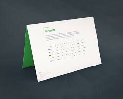 Unterwegs den kontostand prüfen, dringende überweisungen erledigen oder einen geldautomaten finden: Portfolio Markenhandbuch Vr Bank Corporate Identity Design