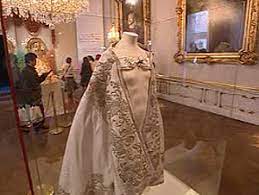 Die 17 schonsten prinzessinnenkleider der filmgeschichte von romy schneider bis emma watson vogue germany. Sisi Brautkleid Erstmals Zu Sehen Oesterreich Orf At
