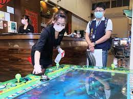 電子遊樂場（英語：amusement arcade 或 video arcade）、中國大陸稱電子遊戲廳， 香港稱電子遊戲機中心（一般稱為遊戲機中心，俗稱機舖）、台灣稱電子遊樂場（簡稱遊藝場），包括各式各樣的娛樂設備，在城市裡是很常見的。 0obd6g4juzmn1m