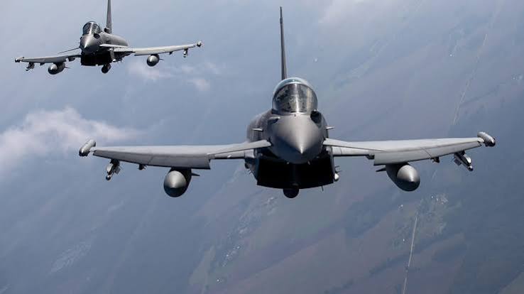 Eurofighter italiani abbattono un drone straniero nei cieli della Lettonia | Euronews