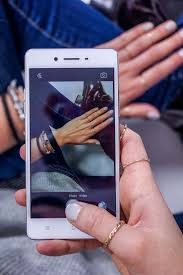 OPPO F1 - the selfie expert