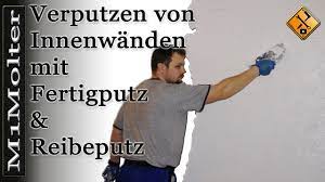 Die wand wird vor dem aufziehen des putzes mit einem malerquast angefeuchtet. Verputzen Von Innenwanden Mit Fertigputz Reibeputz Youtube