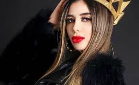 Emma Coronel resalta su cintura de avispa al usar traje de baño en la playa