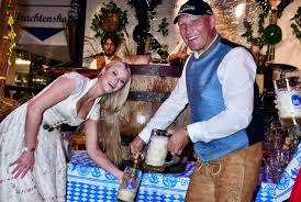 Sie geht sogar soweit, sich von winfried ein foto fälschen zu lassen, um so vorzutäuschen, dass in dem betroffenen gebiet eine wasseramsel brütet. Bergfest Hofbrau Wiesn Madlwiesn Mit Axel Schulz Micaela Schafer