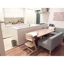 こんばんは 末っ子の離乳食がもうすぐ始まるのにあたり イングリッシーナなどの 机に付けるタイプのベビーチェアを 追加するかどうかで悩んでいたんですが とりあえずダイニングの配置替えをして 様子をみる事にしました 体型がぽっちゃりだから