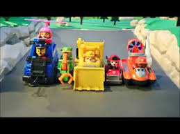 Pat' patrouille raconte les aventures de ryder, un jeune garçon de 10 ans, qui est à la tête de l'équipe de secours de la grande vallée. Vehicule Et Figurine Ultimate Rescue Pat Patrouille Youtube