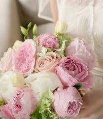 You can't go wrong with a classic white wedding bouquet. Gastgeschenke Brautstrauss Pfingstrosen Tipps Peony Bouquet Wedding Winter Wedding Flowers Wedding Flowers Peonies