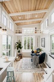 Photo 1 Of 14 In A Hawaii Based Couple Build A Luminous Tiny House In En 2020 Vivre Dans Une Tiny House Construire Une Petite Maison Decoration Petit Appartement