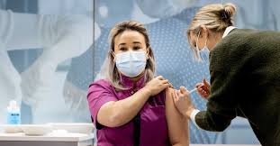 Dan staan de vaccinaties van iedereen onder de 65 jaar op het programma. Maakt Het Uit Welk Vaccin Ik Krijg En Zeventien Andere Vragen Over Vaccineren Nrc
