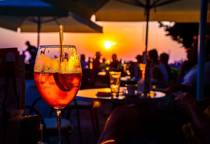Estate a Napoli: i locali pi&ugrave; belli per un magico aperitivo sul mare