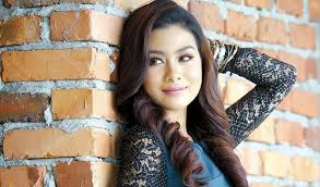 After marriage, she tries to charm her husband's affection, but adrian remains a womanizer. Heroin Pisa Risteena Jaja Cerita Palsu Miliki Degree
