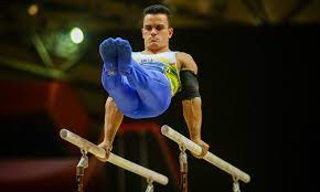 A alternativa que apresenta um desses aparelhos utilizados nesta modalidade esportiva é: Barras Paralelas Ginastica Artistica Jogos Olimpicos Toquio 2020
