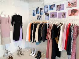 シンプルな白を基調とした空間で展示会を開催 空間 シンプル 展示会