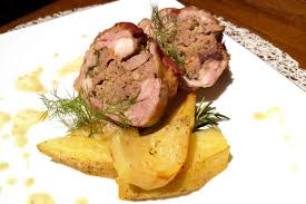 1 kg di coniglio 20g di pancetta 20 g di cotiche di maiale lessate finocchio selvatico 2 salsicce aglio vino bianco secco olio di oliva extra vergine sale e pepe. Coniglio In Porchetta La Ricetta Originale Marchigiana O Romagnola Che Sia