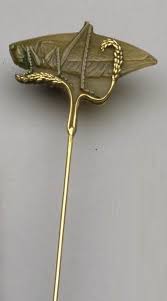 An Art Nouveau Gold Hat Pin Rene Lalique 1900 Set With A Carved And Tinted Horn Grasshopper Incised On The Pin W Art Nouveau Jewelry Lalique Lalique Jewelry