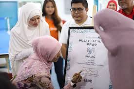 Born 19 november 1980) is a malaysian politician. Permatang Pauh Women S Project Nurul Izzah Anwar